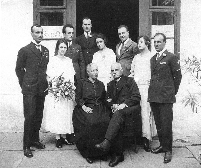 Димитър Пешев със семейството си на сватбата на най-големия брат Тончо, 1925 година